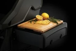 NAPOLEON Freestyle 425 DSIB Robin Schulz Edition -Broil King Geschaft 70113 Side Shelf Bamboo CuttingBoard InUse