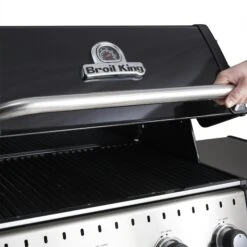 Broil King Baron 490 Inkl. Abdeckhaube & Gussplatte -Broil King Geschaft 875282 BARON490 ACTION 01