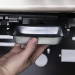 Broil King Baron S 590 IR Inkl. Abdeckhaube & Gussplatte -Broil King Geschaft 876982 BARON S590IR GREASE TRAY 01