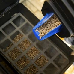 Broil King Pellet-Behälter -Broil King Geschaft BK 66900 action 01