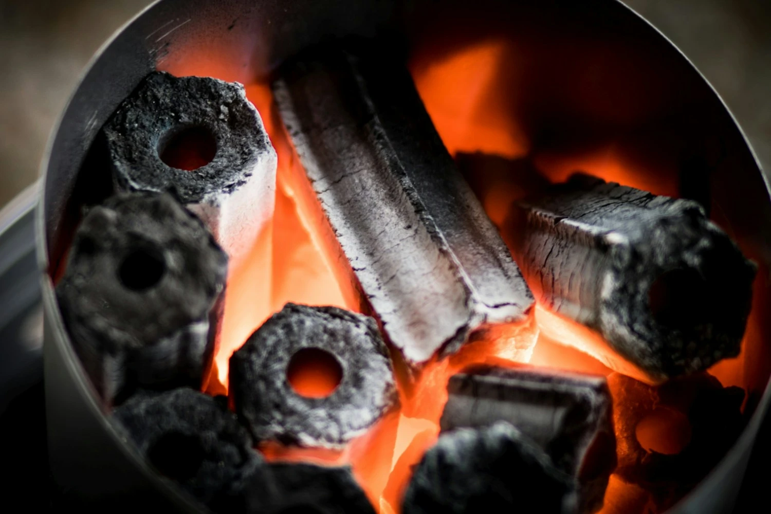 EuroBBQ Holzkohlebriketts Schwarz 10kg 4 EuroBBQ Holzkohlebriketts Schwarz 10kg – Bild 2