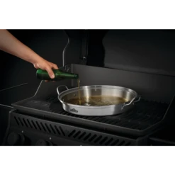 NAPOLEON PRO Edelstahl Hähnchen-Halterung (56067) -Broil King Geschaft napo 56067 Premium Chicken Infusion Roaster In Use PouringBeer