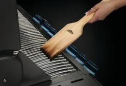 NAPOLEON Grillrostschaber Aus Zedernholz (62051) 7 NAPOLEON Grillrostschaber Aus Zedernholz (62051) -Broil King Geschaft napo 62051 cedargridscraper inuse