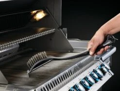 NAPOLEON Grillbürste Mit Edelstahlborsten Und Kunststoffgriff (62052) -Broil King Geschaft napo 62052 industrialsscleaningbrush withscraper inuse blade